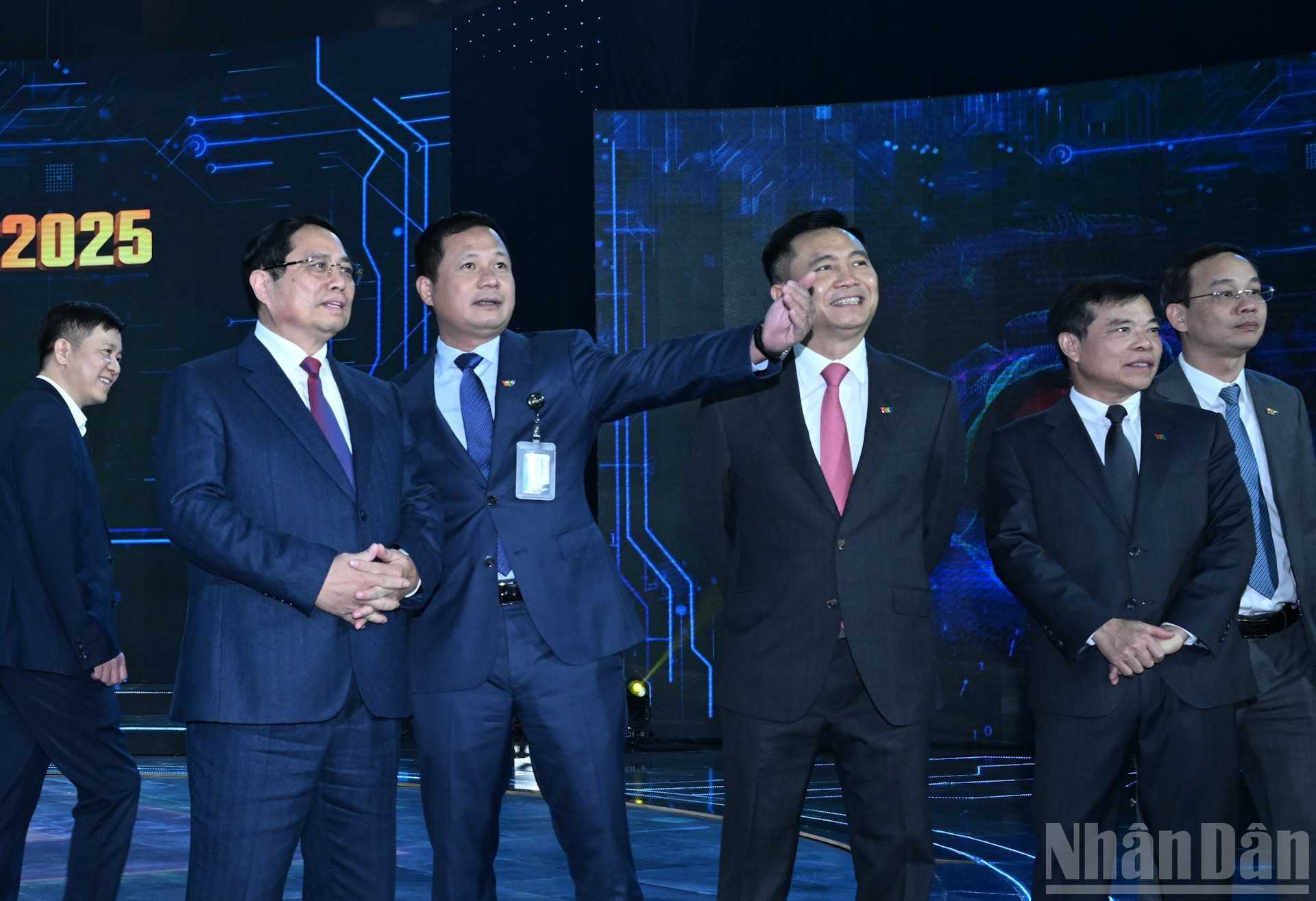 El premier Pham Minh Chinh visita un nuevo estudio de la VTV.