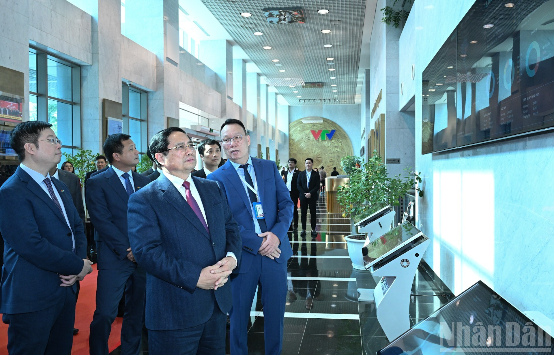 El primer ministro Pham Minh Chinh visita el sistema que mide la audiencia de VTV.