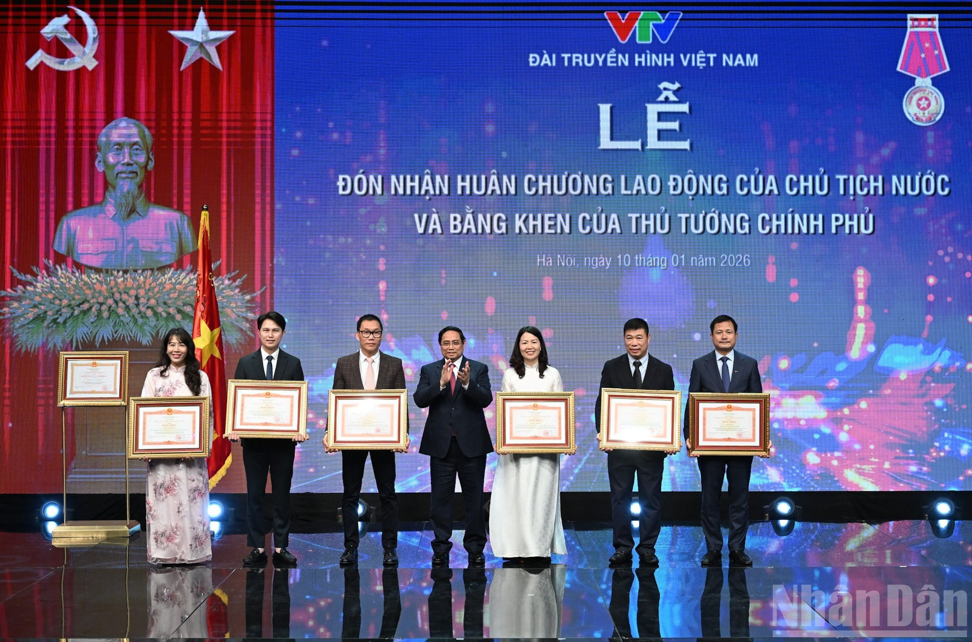 El premier Pham Minh Chinh concede Certificados de Mérito del Primer Ministro a colectivos e individuos sobresalientes de VTV.