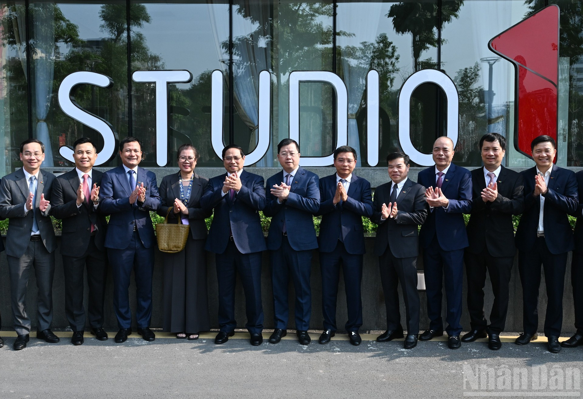 El premier Pham Minh Chinh visita un nuevo estudio de la VTV.