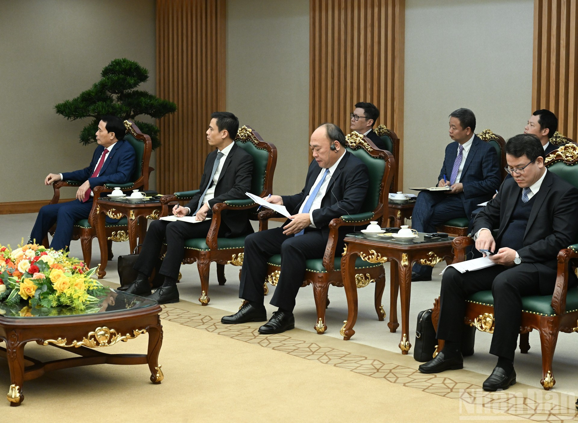 Funcionarios vietnamitas intervienen en el encuentro.