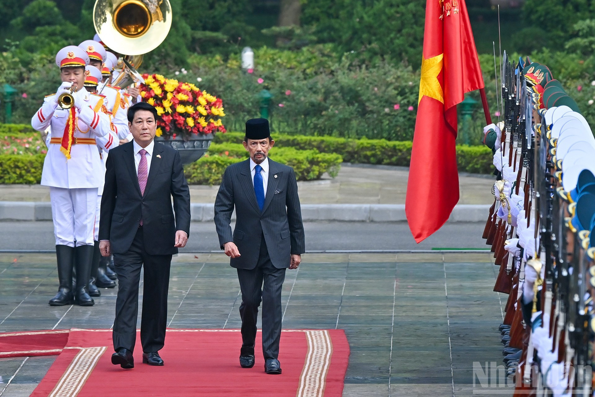 Los dos dirigentes pasan revista a la guardia de honor.