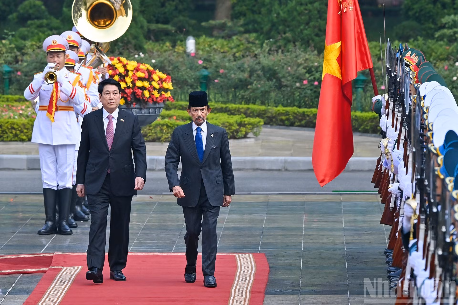 Los dos dirigentes pasan revista a la guardia de honor.