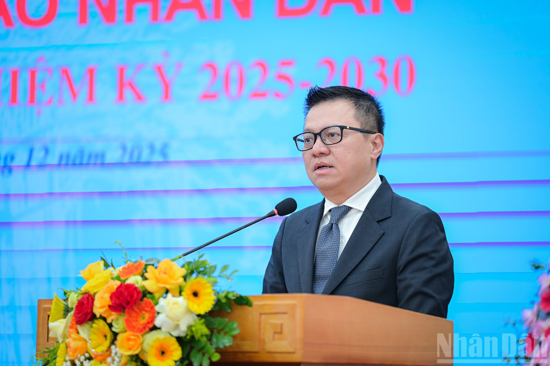 El presidente-editor de Nhan Dan, Le Quoc Minh, habla en la cita.