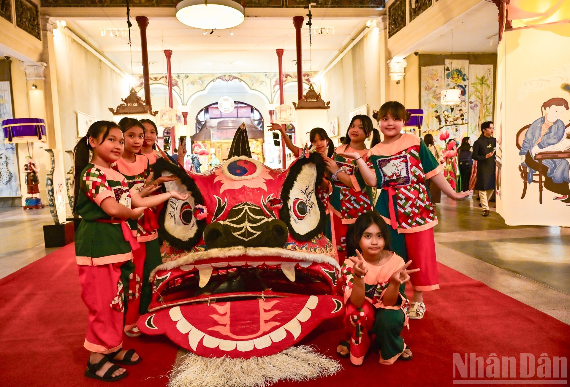 Los niños se muestran entusiasmados con una cabeza de león gigante, que causa una fuerte impresión al ingresar al espacio del Centro Cultural y Artístico de 22 Hang Buom.