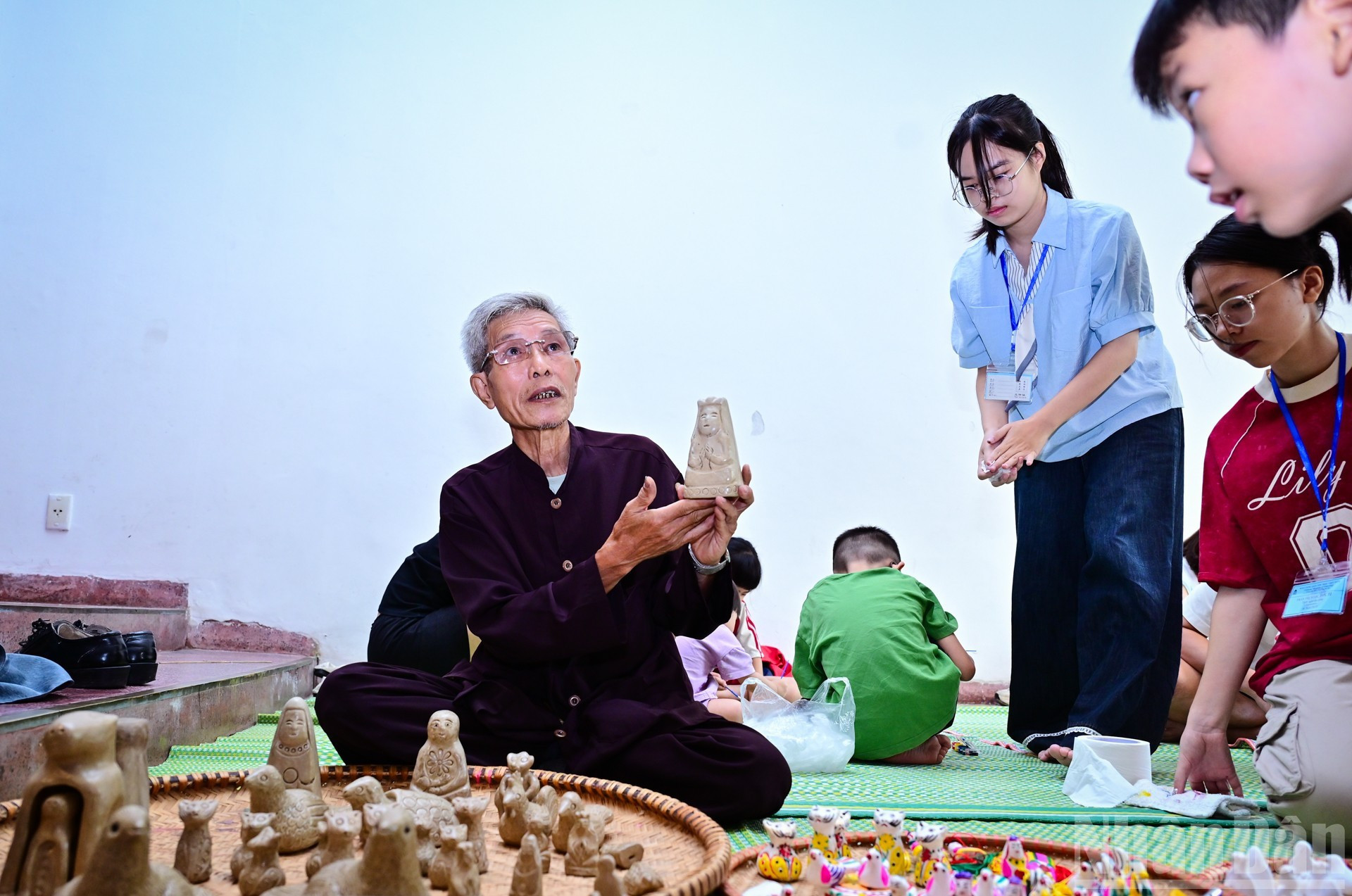 Como único maestro que practica el arte de hacer figuras de barro, el artesano Phung Dinh Giap, de la provincia de Bac Ninh, presentó sus productos a los visitantes.