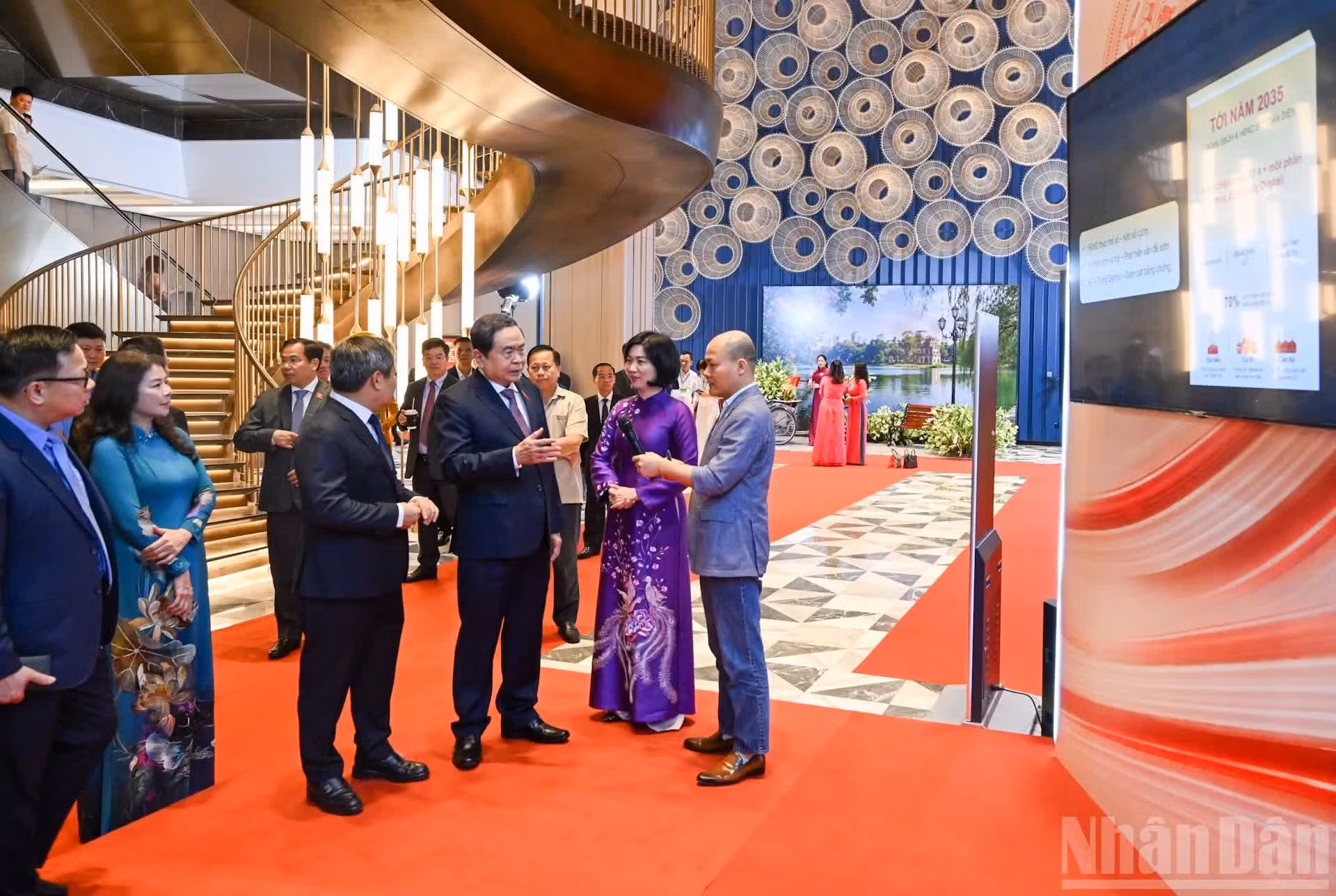 El presidente de la Asamblea Nacional, Tran Thanh Man, y los delegados visitan la exposición "Consejos Populares: Marcas de Innovación, Construcción y Desarrollo".