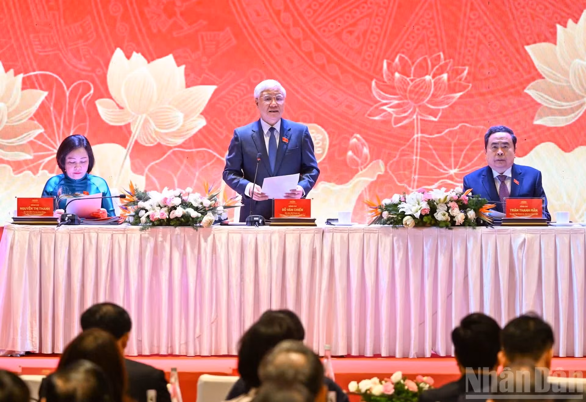 Do Van Chien, vicepresidente de la Asamblea Nacional de Vietnam toma la palabra en la cita.