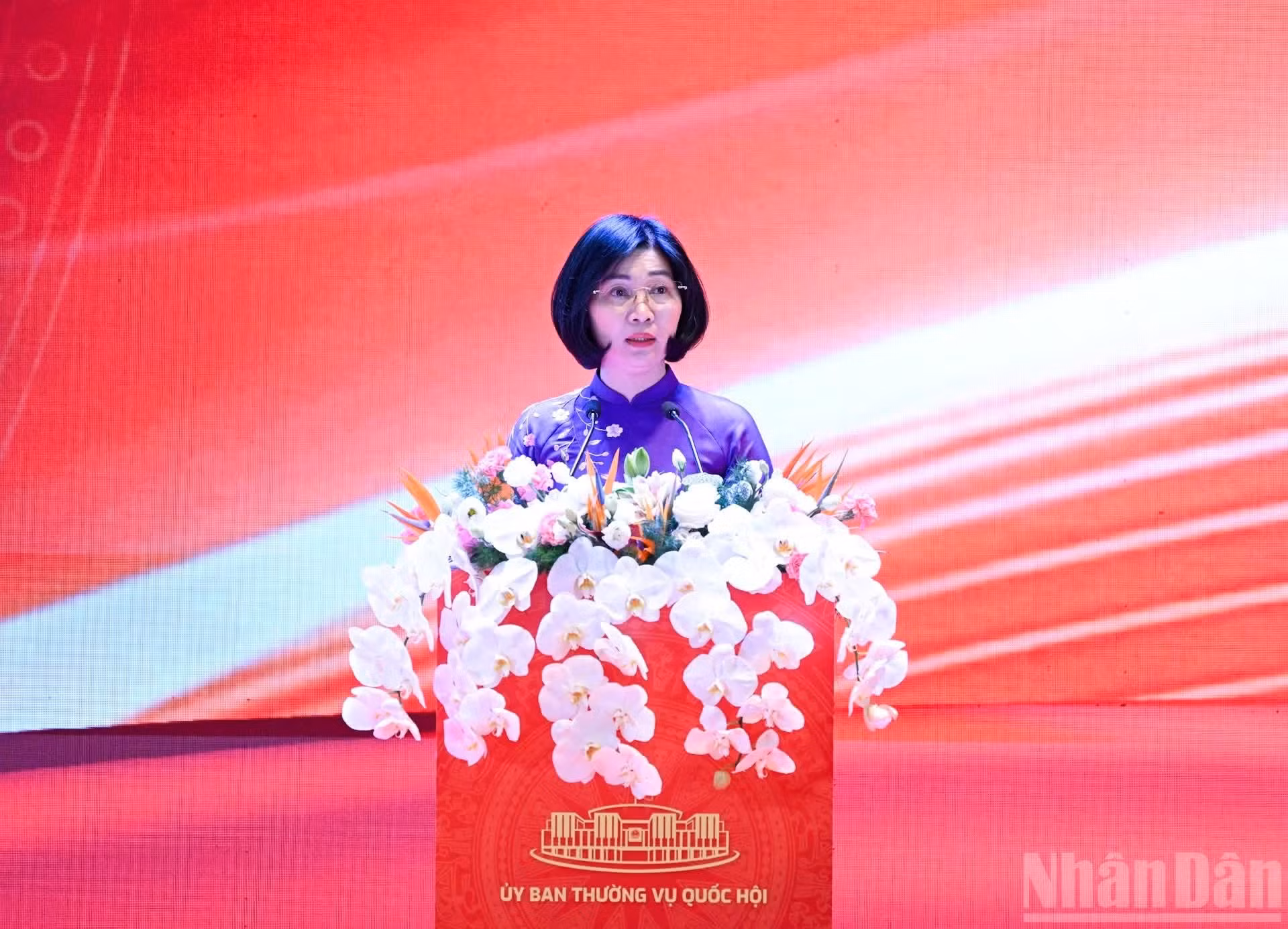 La presidenta del Consejo Popular de Hanói, Phung Thi Hong Ha, interviene en la conferencia.