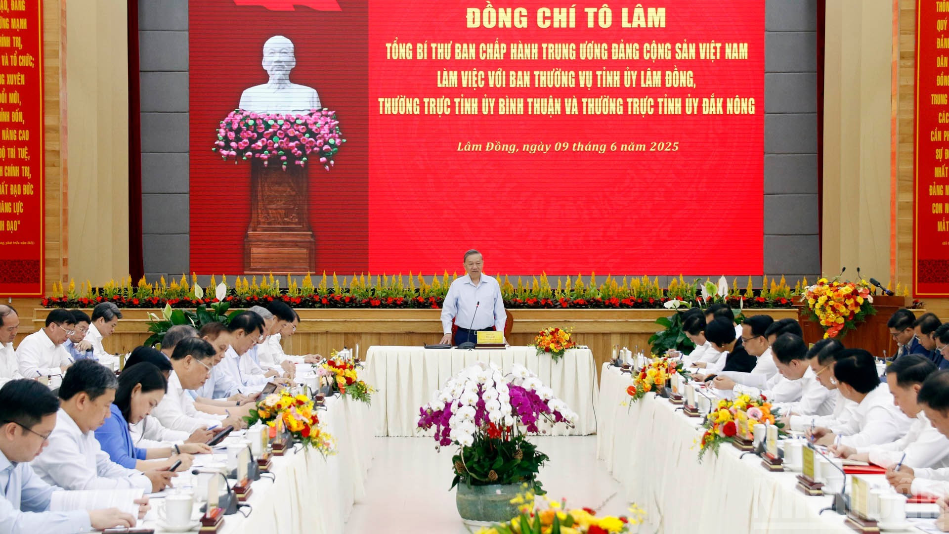 El secretario general del PCV, To Lam, habla en la cita.