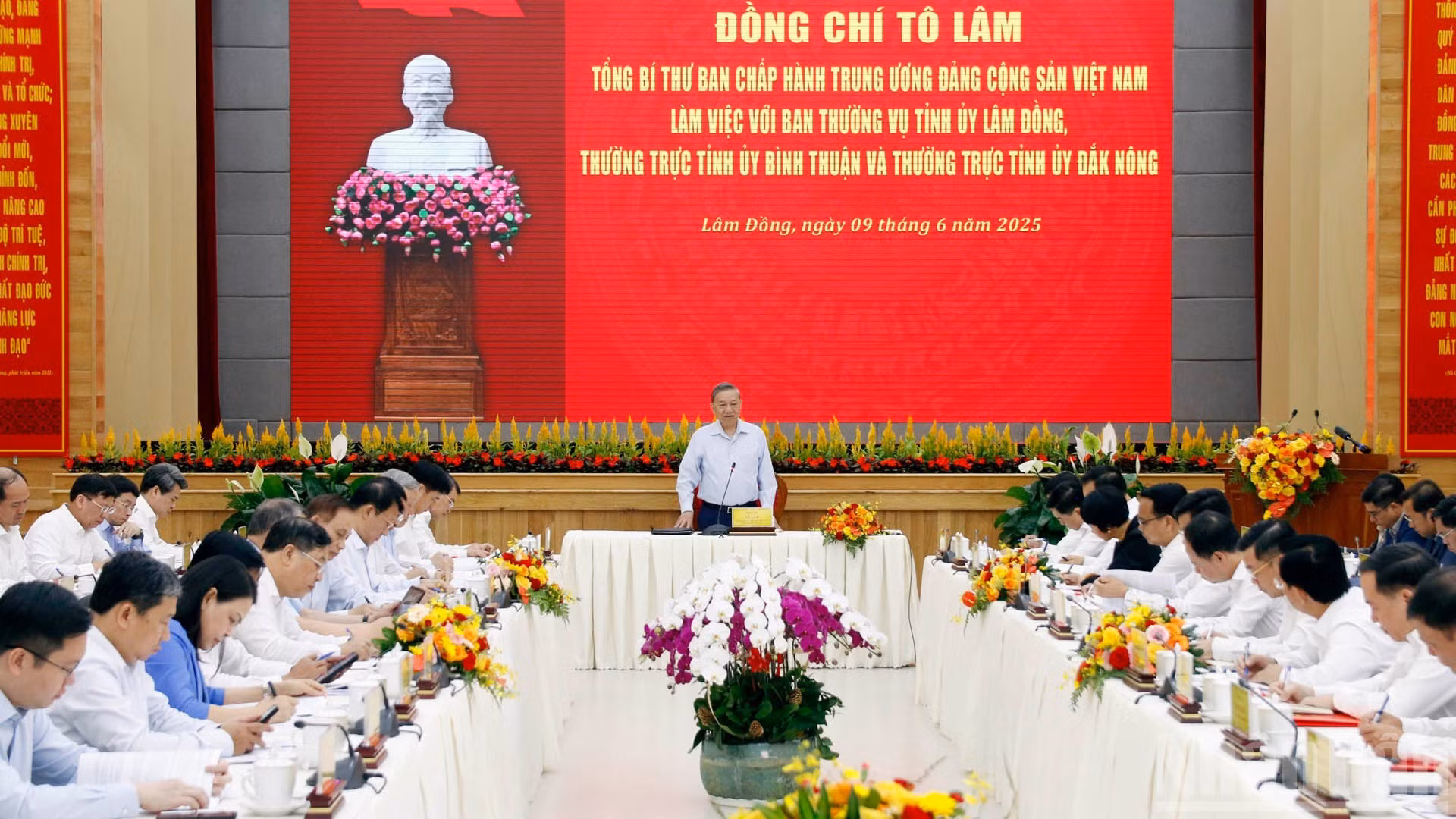 El secretario general del PCV, To Lam, habla en la cita.