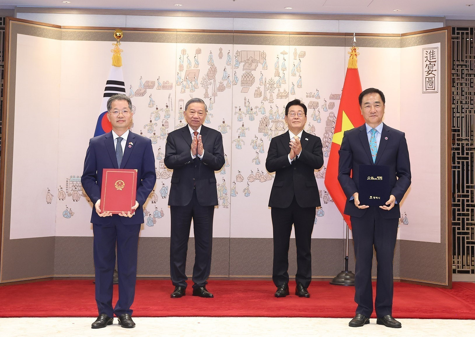 La entrega de un memorando de entendimiento entre el Comité Popular de la ciudad vietnamita de Da Nang y las autoridades de la ciudad surcoreana de Pyeongtaek.