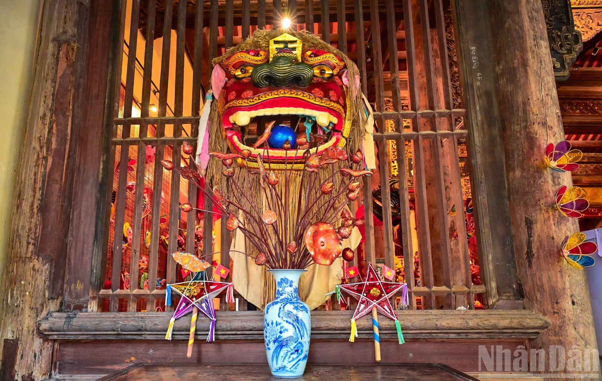 En el Templo de Kim Ngan, ubicado en la calle Hang Bạc, se exhibe una cabeza de león tradicional del norte de Vietnam para deleite de los apasionados del arte popular.