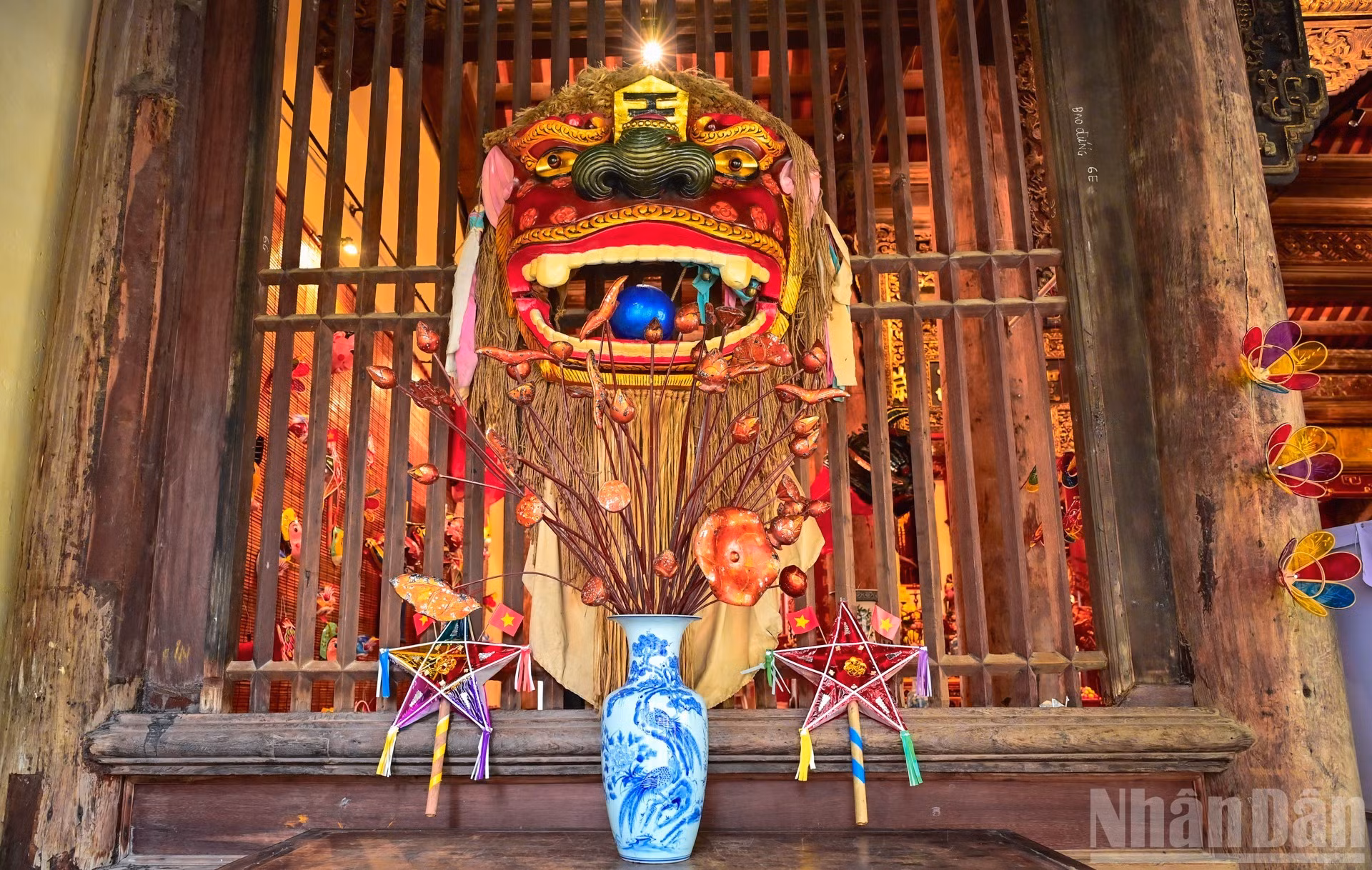 En el Templo de Kim Ngan, ubicado en la calle Hang Bạc, se exhibe una cabeza de león tradicional del norte de Vietnam para deleite de los apasionados del arte popular.