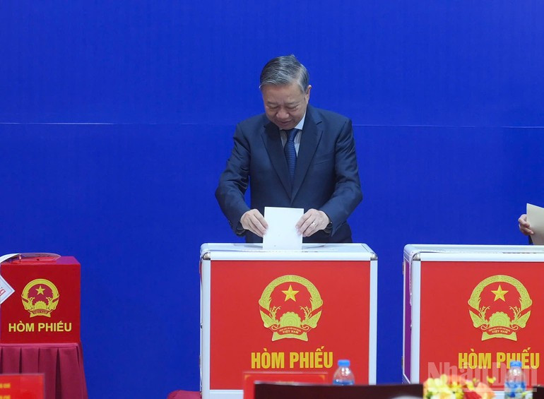 El secretario general del Partido Comunista de Vietnam, To Lam vota para elegir a los diputados de la 16ª Asamblea Nacional de la XVI Legislatura y a los miembros de los Consejos Populares de todos los niveles para el período 2026-2031 en la mesa electoral nº2, en el barrio de Ba Dinh, ciudad de Hanói.