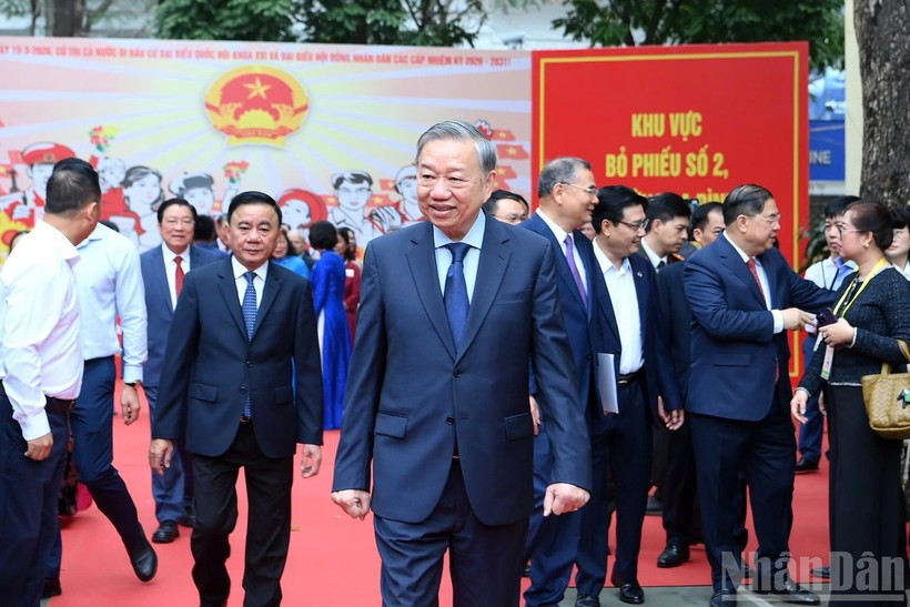 El secretario general del Partido Comunista de Vietnam, To Lam acude a la mesa electoral nº2, en el barrio de Ba Dinh, ciudad de Hanói.