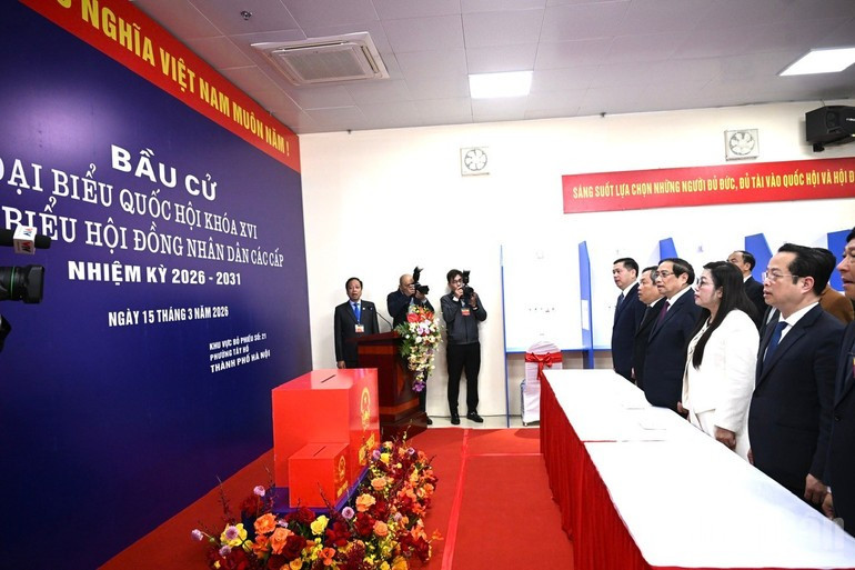 El primer ministro Pham Minh Chinh y su esposa emiten sus votos en el punto electoral no21, perteneciente a la Unidad Electoral Número 7 en el barrio Tay Ho, en Hanói.