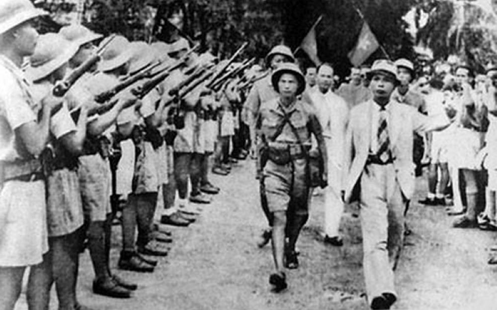 El Comandante del Ejército de Liberación de Vietnam, Vo Nguyen Giap, en el desfile militar en Hanói, el 26 de agosto de 1945, tras la toma del poder en la Revolución de Agosto. (Foto: Archivo de nhandan.vn) El Comandante del Ejército de Liberación de Vietnam, Vo Nguyen Giap, en el desfile militar en Hanói, el 26 de agosto de 1945, tras la toma del poder en la Revolución de Agosto. (Foto: Archivo de nhandan.vn)
