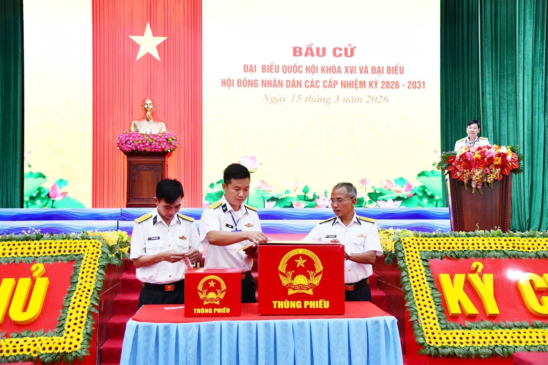 El comité electoral revisa y sella las urnas.