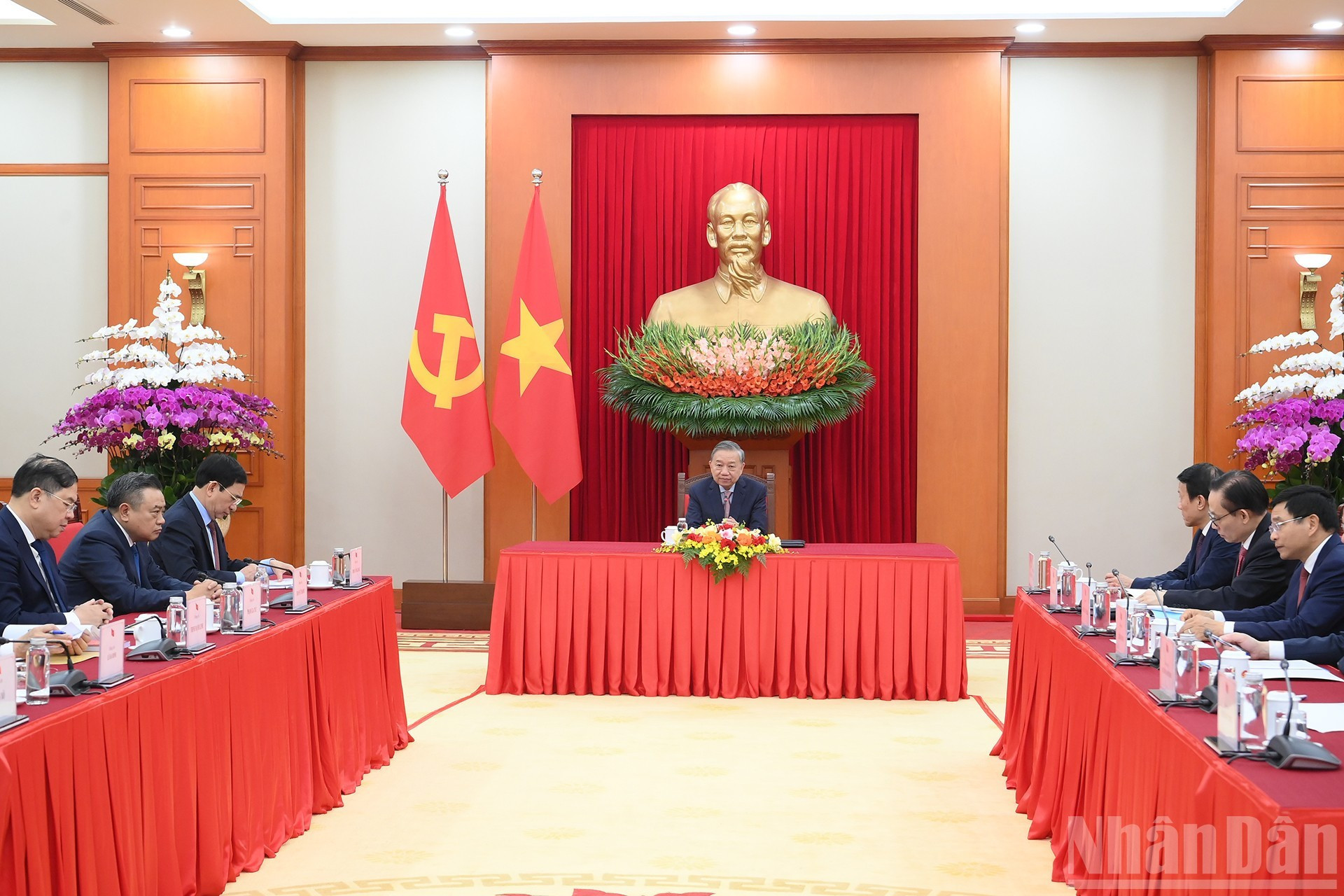 El secretario general To Lam, sostiene una conversación telefónica con el secretario general del Partido de Acción Popular y primer ministro de Singapur, Lawrence Wong.