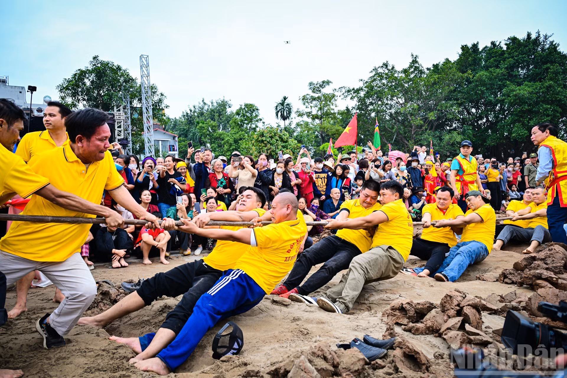 La actuación del tiro de cuerda de ratán de la aldea de Huong Canh, en la comuna de Binh Nguyen, provincia de Phu Tho.
