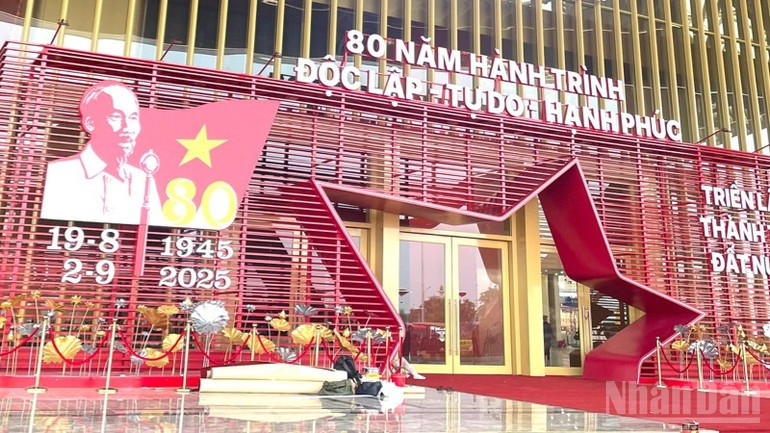 El espacio exterior del edificio de exposiciones de Kim Quy. El espacio exterior del edificio de exposiciones de Kim Quy.