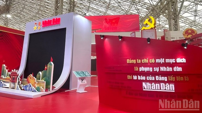 Espacio de oportunidades fotográficas del periódico Nhan Dan en la exposición. Espacio de oportunidades fotográficas del periódico Nhan Dan en la exposición.