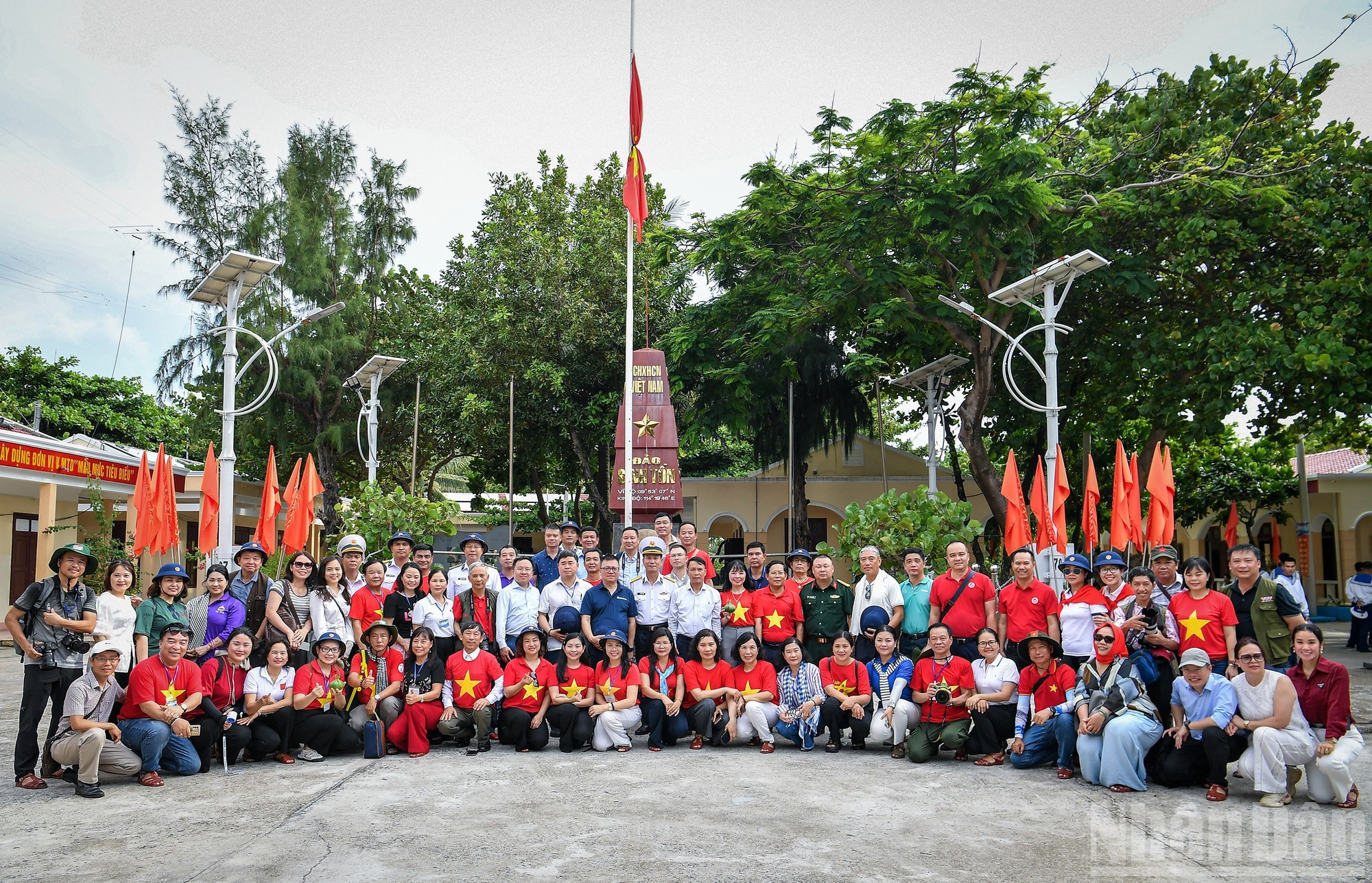 El siguiente destino del grupo número 25 fue la isla Sinh Ton, donde los 100 periodistas y delegados se fotografían para guardar momentos memorables junto al hito de soberanía en la isla de Sinh Ton. El siguiente destino del grupo número 25 fue la isla Sinh Ton, donde los 100 periodistas y delegados se fotografían para guardar momentos memorables junto al hito de soberanía en la isla de Sinh Ton.