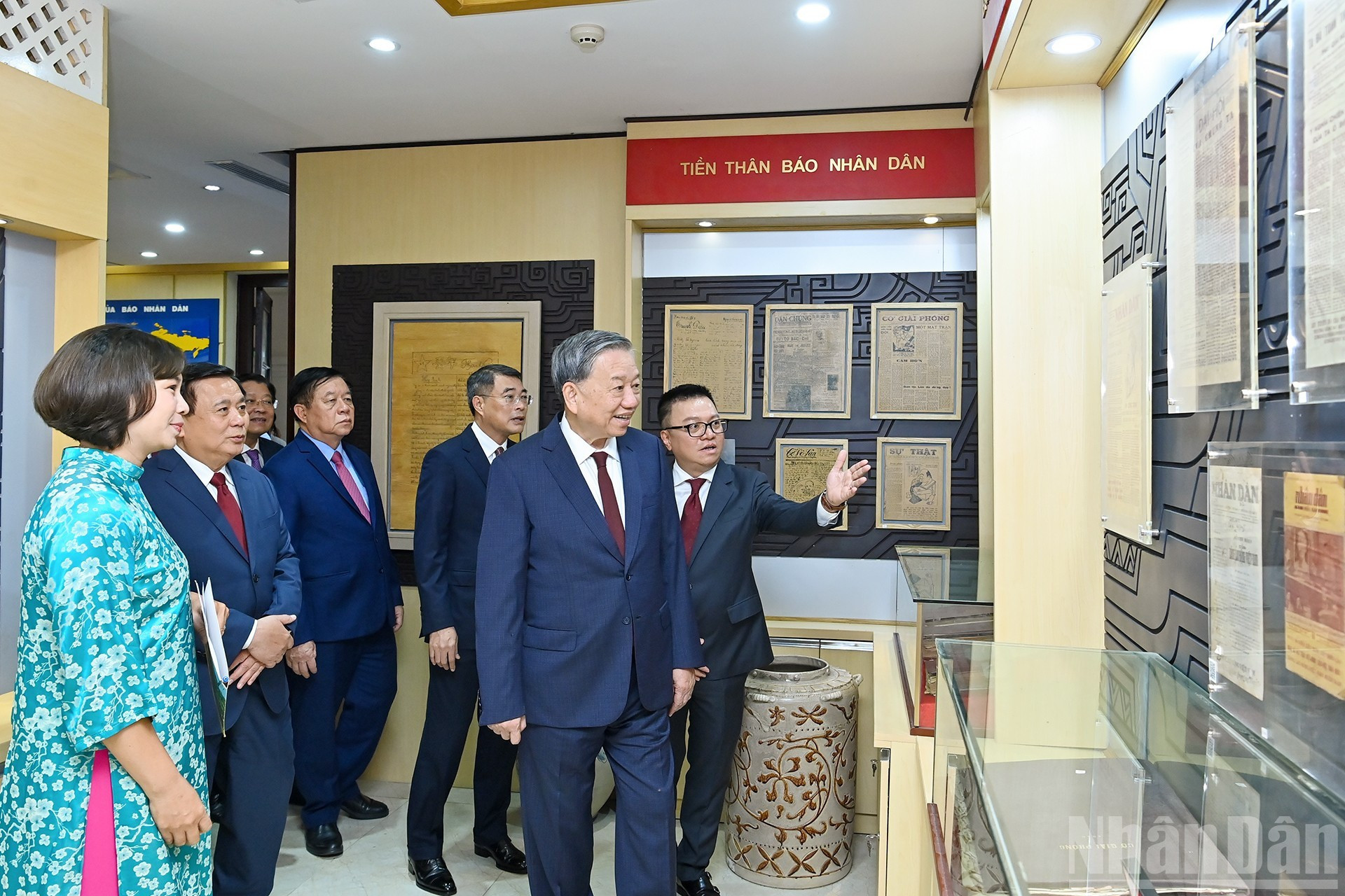 El presidente-editor Le Quoc Minh presenta la historia de Nhan Dan al secretario general To Lam. El presidente-editor Le Quoc Minh presenta la historia de Nhan Dan al secretario general To Lam.