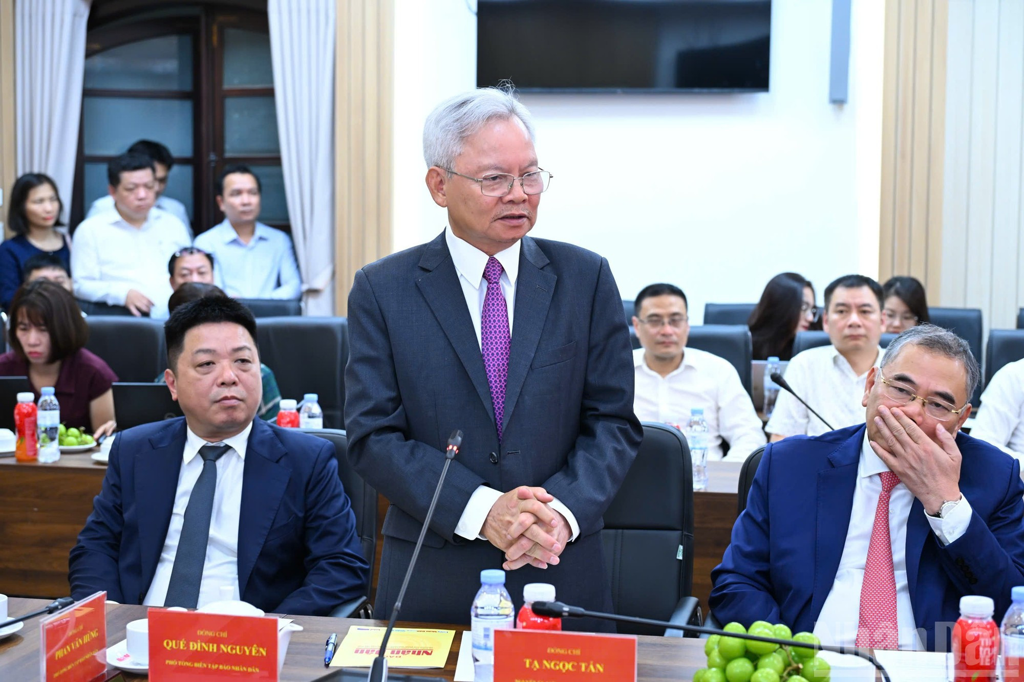El profesor, doctor Ta Ngoc Tan, exmiembro del Comité Central del Partido y vicepresidente permanente del Consejo Teórico Central, habla en la ceremonia de inauguración.