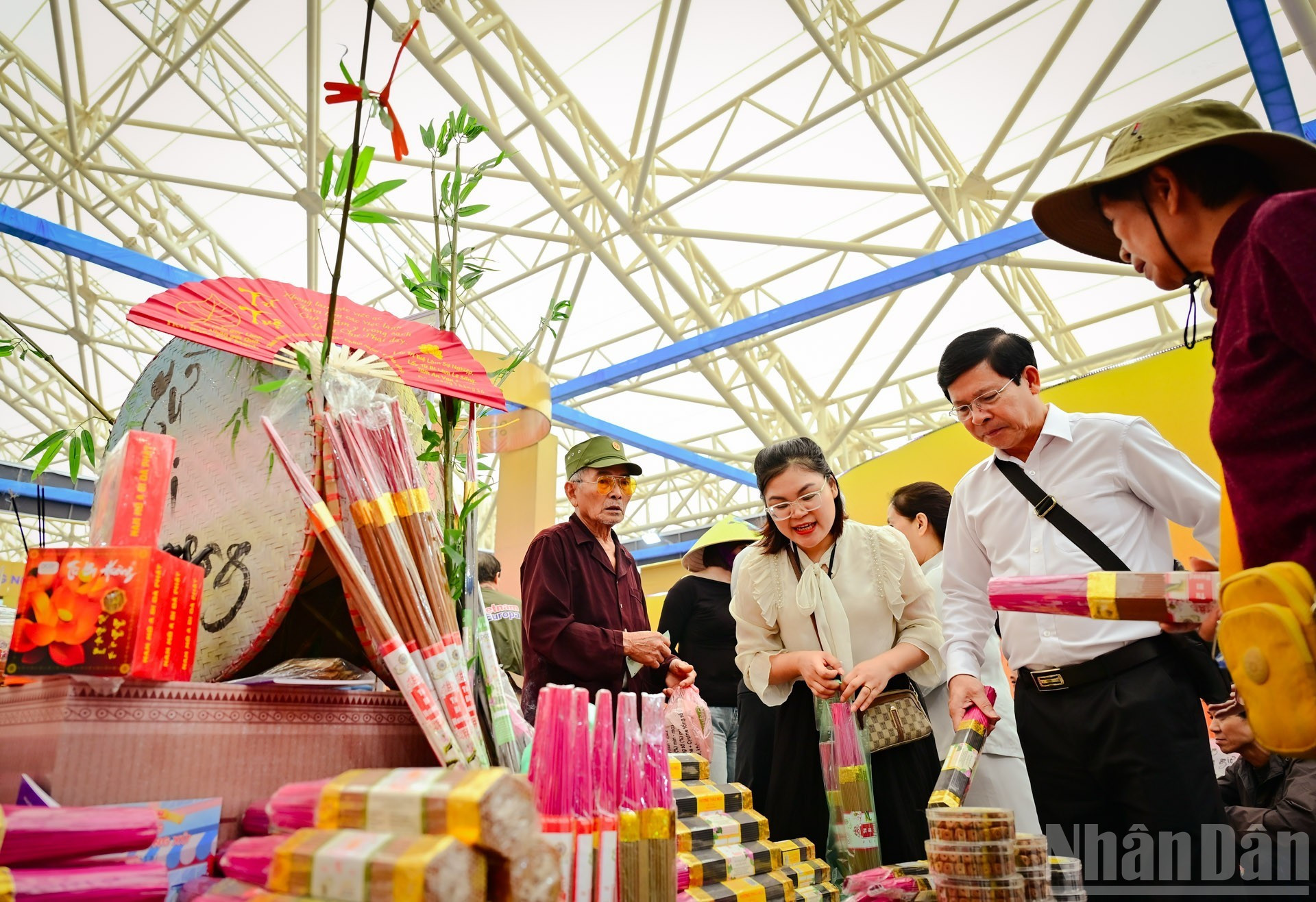 Los productos OCOP (Cada comuna, un producto) en el espacio de presentación de productos industriales y comerciales destacados de Hanói también suscitan gran interés entre los visitantes. Los productos OCOP (Cada comuna, un producto) en el espacio de presentación de productos industriales y comerciales destacados de Hanói también suscitan gran interés entre los visitantes.