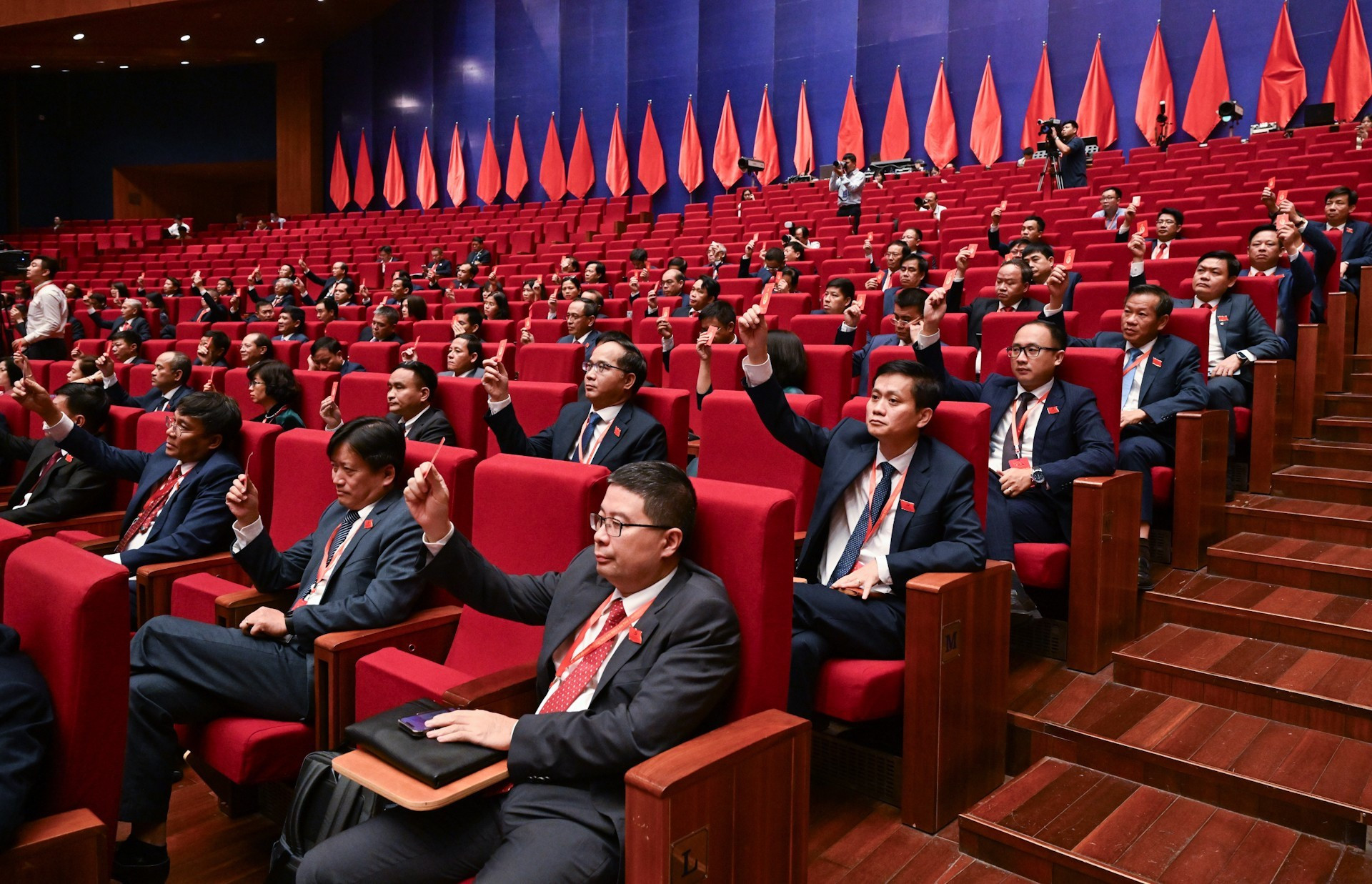 Los delegados votan por aprobar el Reglamento de trabajo.
