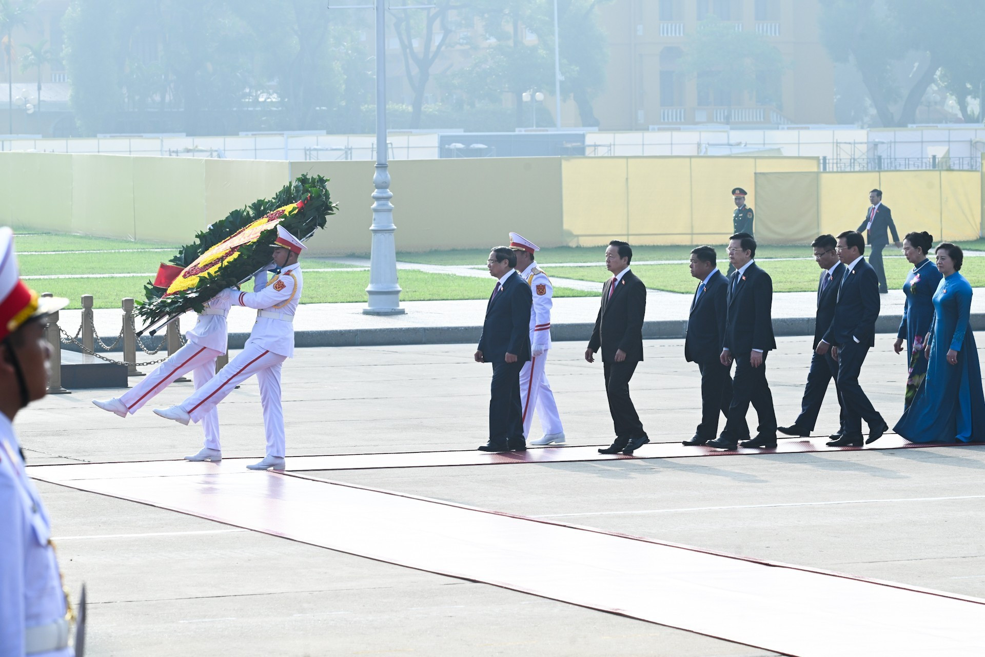 El secretario del PCV en el Gobierno, el premier Pham Minh Chinh, al frente de una delegación de los asistentes al evento, rinde homenaje al Presidente Ho Chi Minh. El secretario del PCV en el Gobierno, el premier Pham Minh Chinh, al frente de una delegación de los asistentes al evento, rinde homenaje al Presidente Ho Chi Minh.