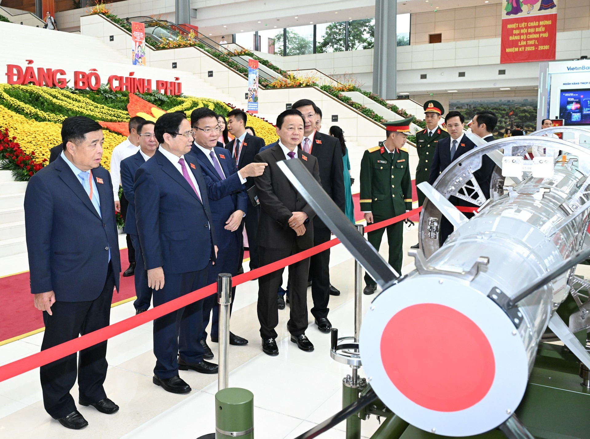 El premier Pham Minh Chinh y los delegados visitan la Exposición sobre logros en ciencia y tecnología, innovación y transformación digital.