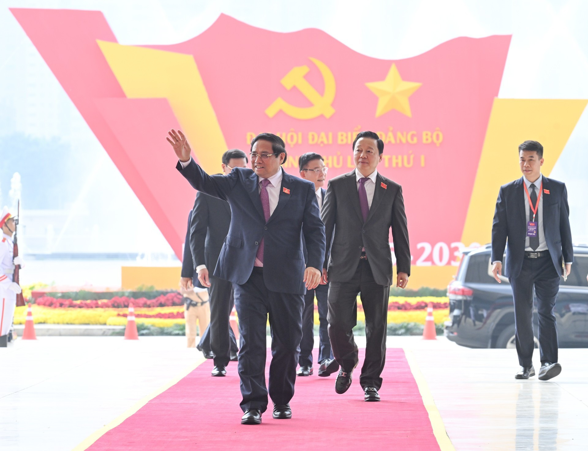 El premier Pham Minh Chinh y los delegados asisten al evento.