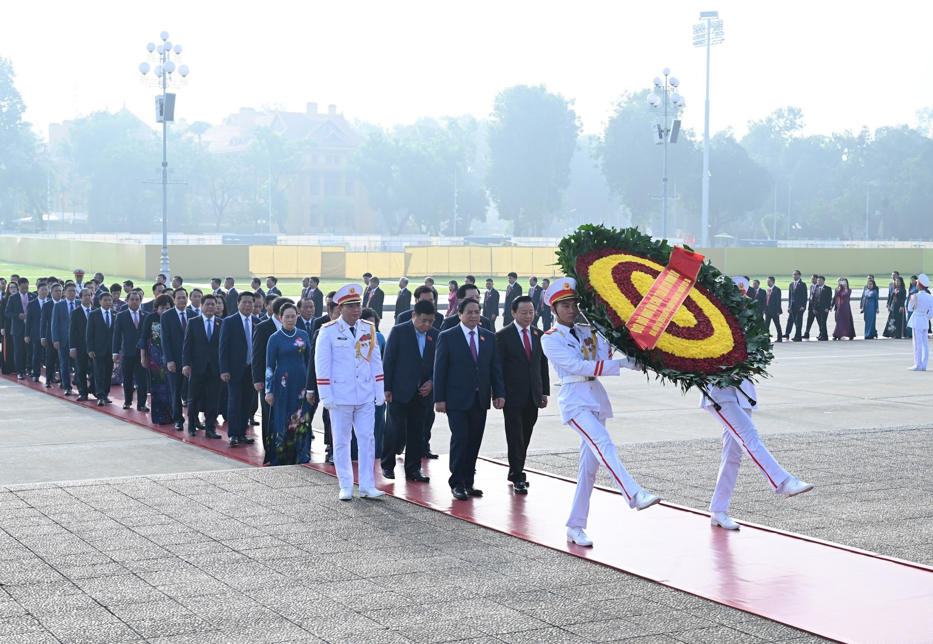 La ofrenda floral que se ofrece al altar lleva la inscripción: "Infinita gratitud al gran Presidente Ho Chi Minh". La ofrenda floral que se ofrece al altar lleva la inscripción: "Infinita gratitud al gran Presidente Ho Chi Minh".