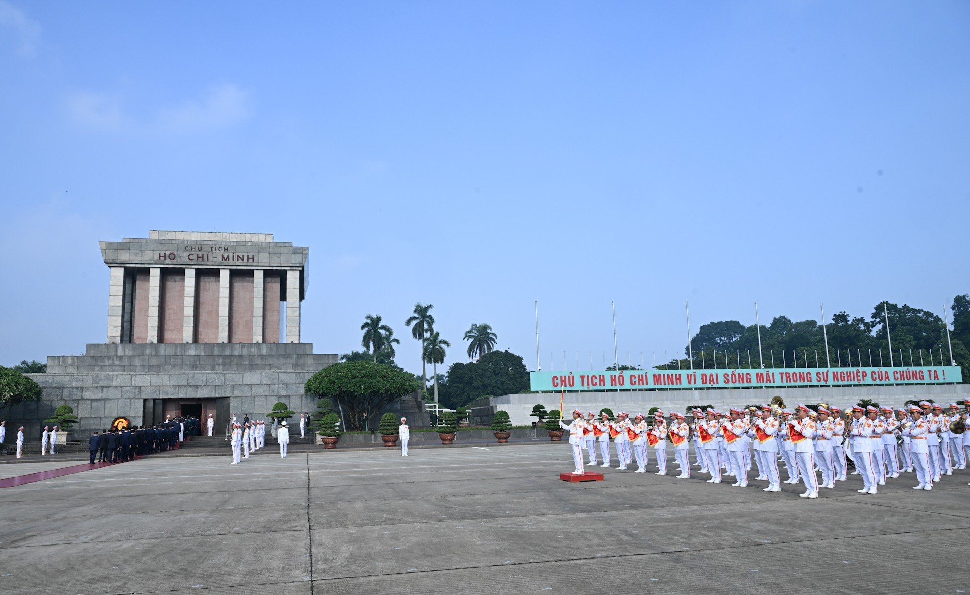 [Foto] Asistentes a la Asamblea del Comité del PCV en el Gobierno vietnamita rinden homenaje al Presidente Ho Chi Minh