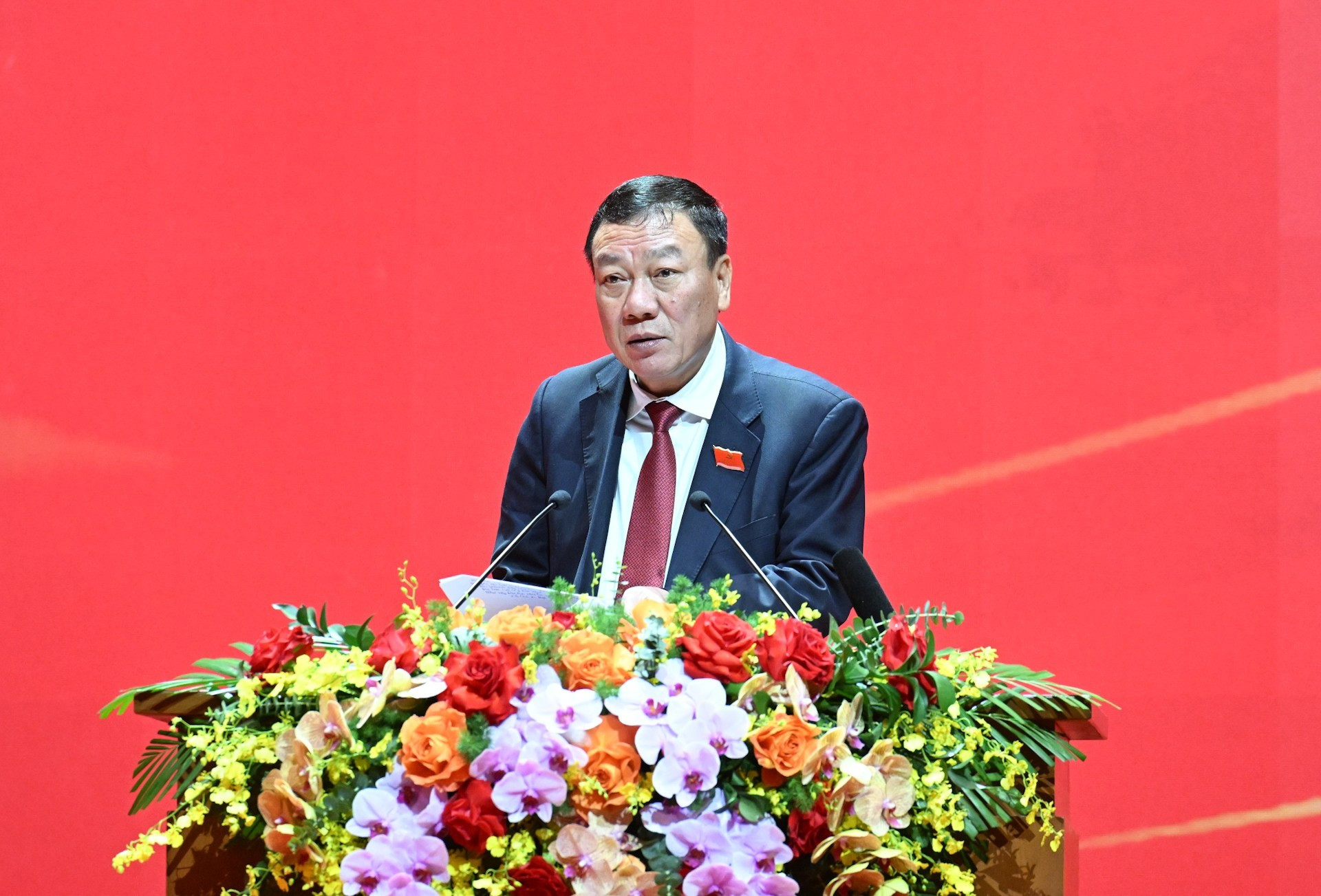 El inspector general del Gobierno de Vietnam, Doan Hong Phong, aprueba el Reglamento de trabajo de la asamblea.