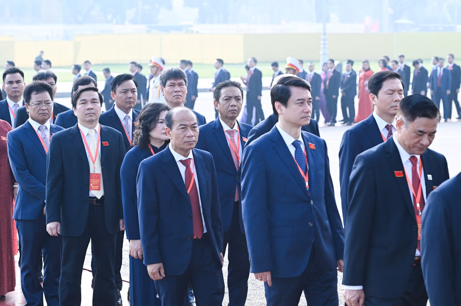 Asistentes a la primera Asamblea del Comité del PCV en el Gobierno rinden homenaje al Presidente Ho Chi Minh.