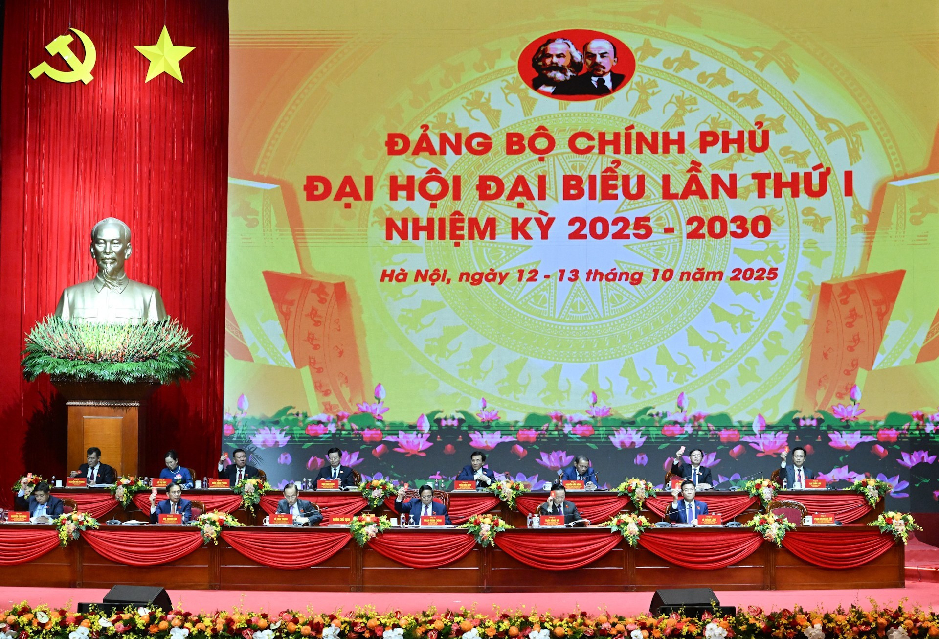 El Presídium de la asamblea.