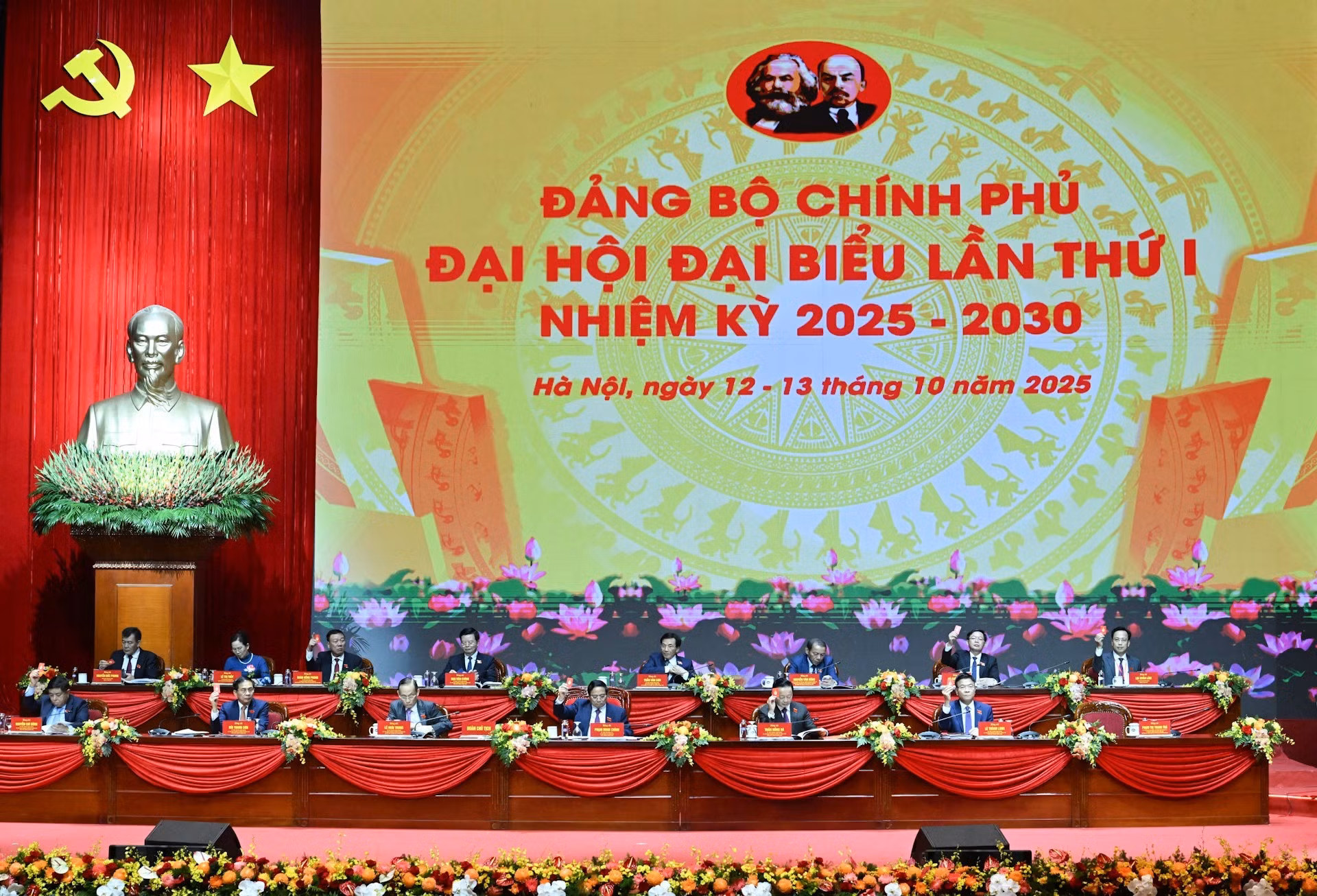 El Presídium de la asamblea.