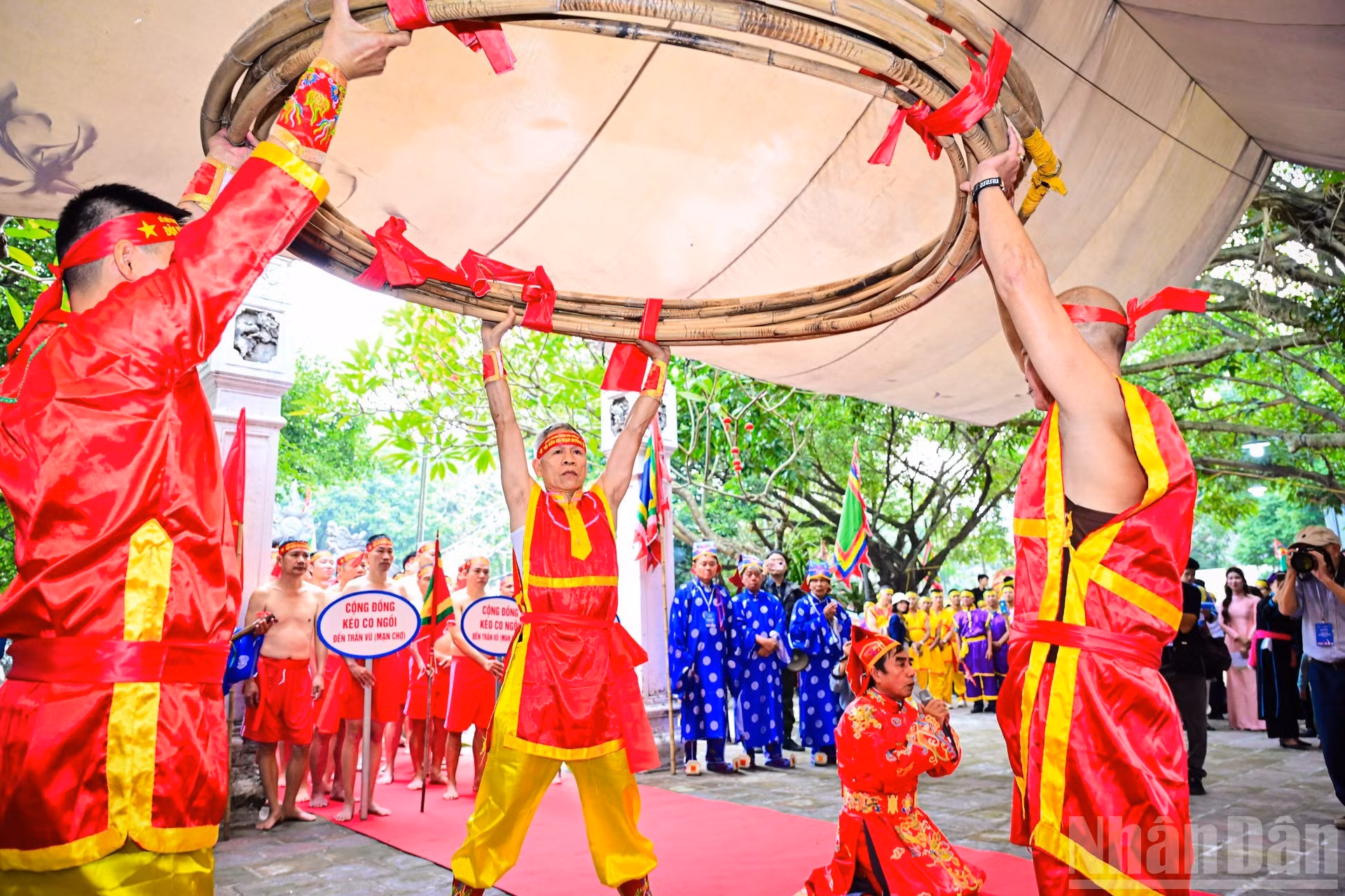 Rito de elevar la cuerda de ratán para comenzar el juego.