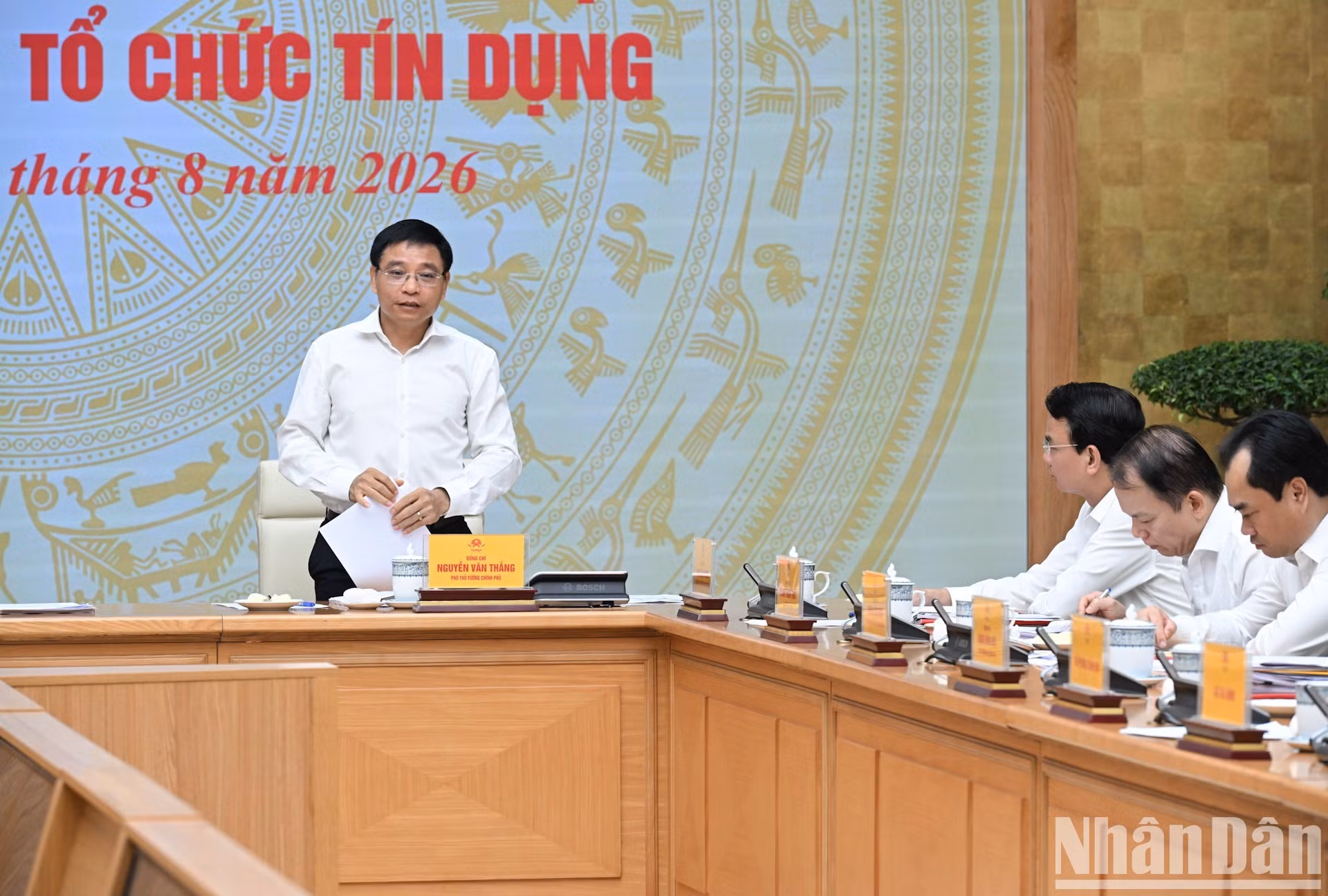 El vicepremier Nguyen Van Thang presenta un informe.