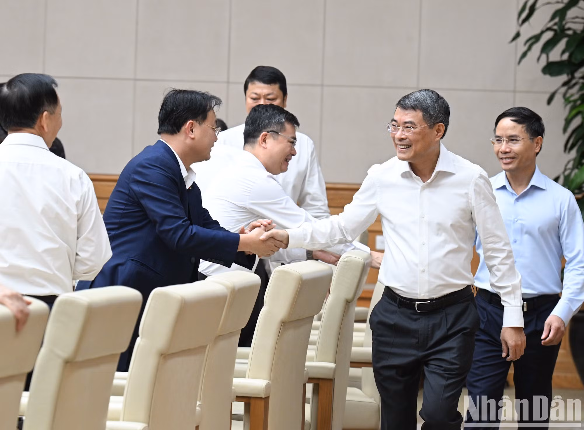 El premier Le Minh Hung saluda a los asistentes al encuentro.