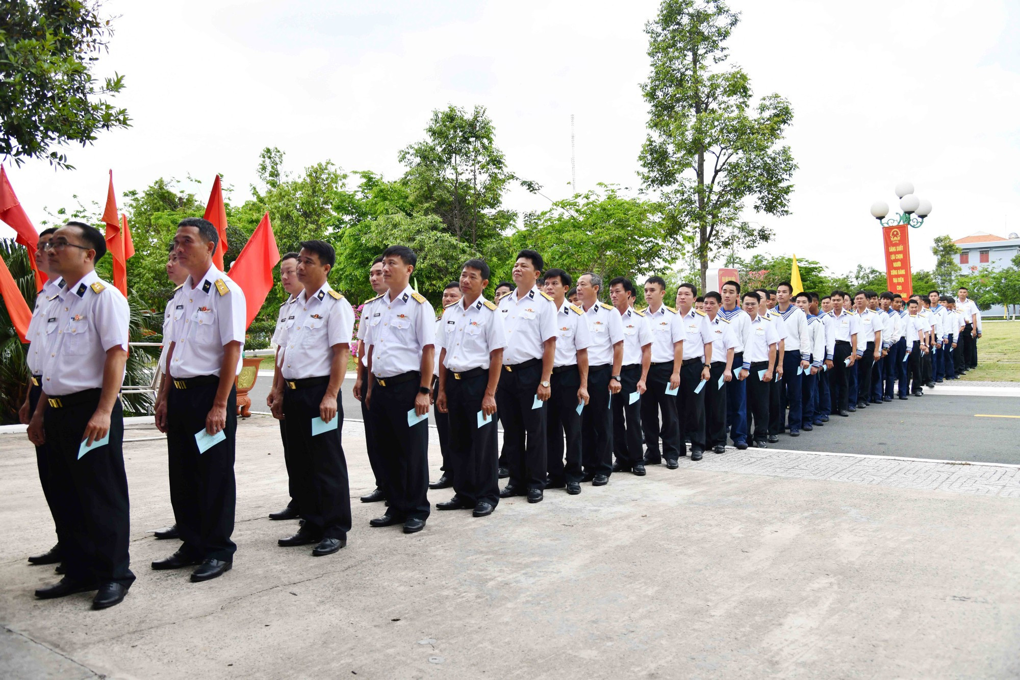 Oficiales y soldados de las agencias y unidades hacen fila para recibir las papeletas.