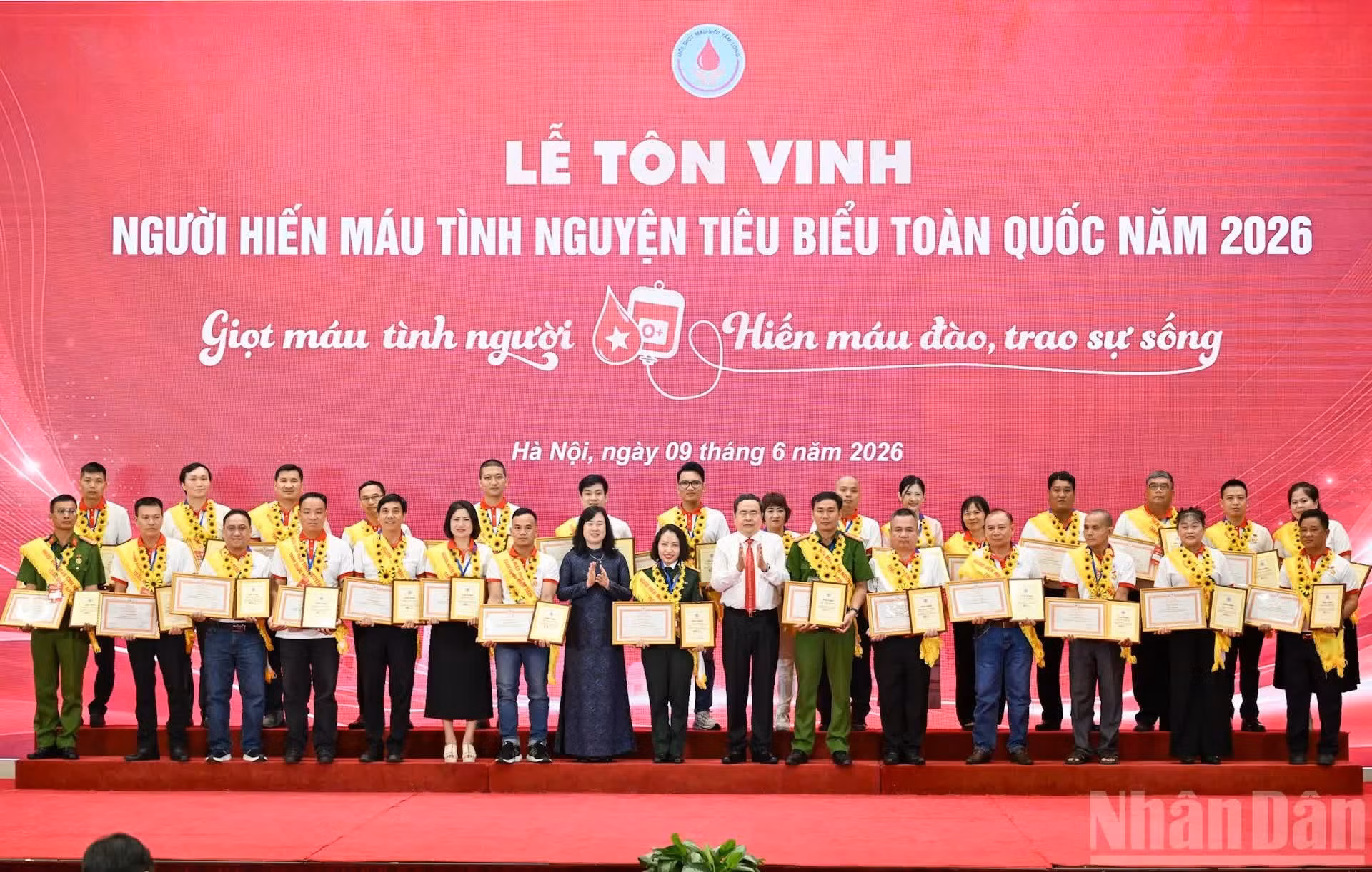 El dirigente legislativo Tran Thanh Man y la ministra de Salud, Dao Hong Lan, entregan certificado a los destacados donantes de sangre.