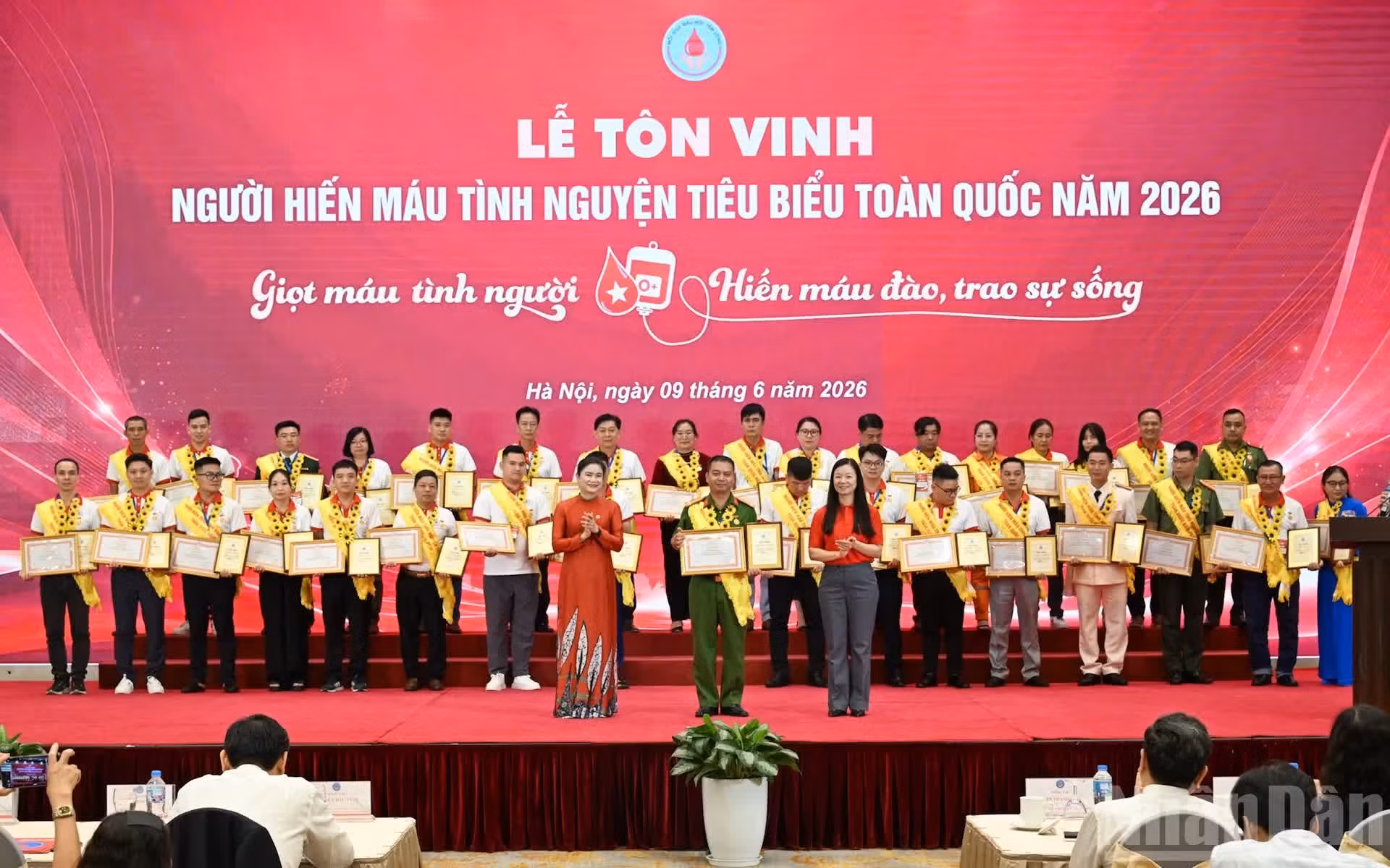 La presidenta de la Cruz Roja, Do Thi Thu Thao, y la vicepresidenta de la Unión de Mujeres de Vietnam, Nguyen Thi Thu Hien, otorgan certificado a destacados donantes de sangre.