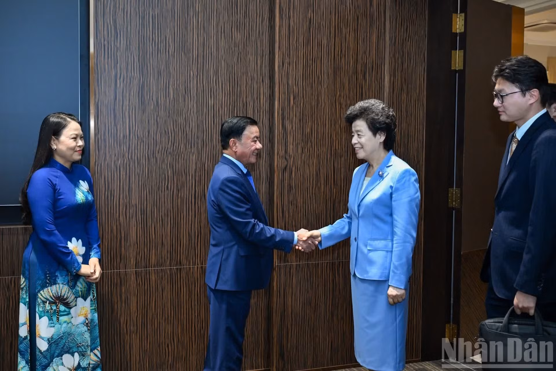 El miembro permanente del Secretariado del Comité Central del PCV, Tran Cam Tu, recibe a la vicepresidenta del Comité Nacional de la CCPPCh, Xian Hui.