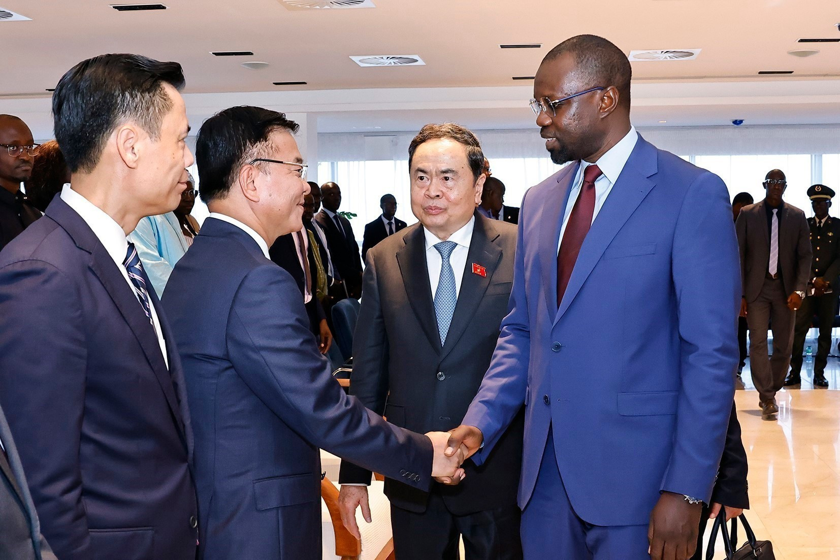 El presidente de la Asamblea Nacional de Vietnam, Tran Thanh Man, presenta los delegados vietnamitas.