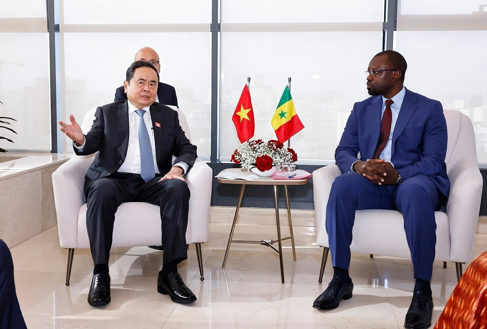 El presidente de la Asamblea Nacional de Vietnam, Tran Thanh Man, conversa con el primer ministro de Senegal, Ousmane Sonko.